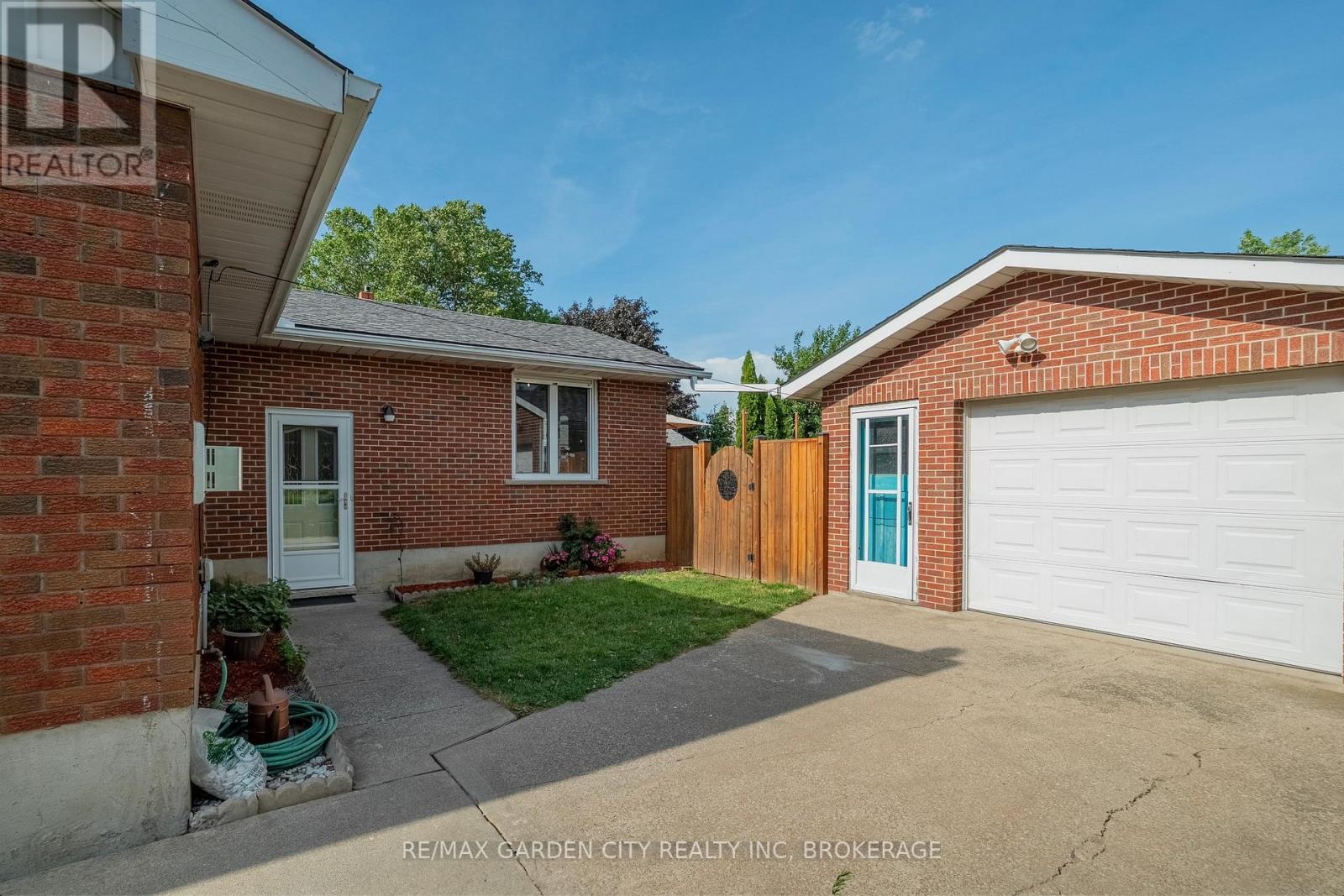 14 Edinburgh Drive, St. Catharines, Ontario  L2M 3H1 - Photo 2 - X12381012