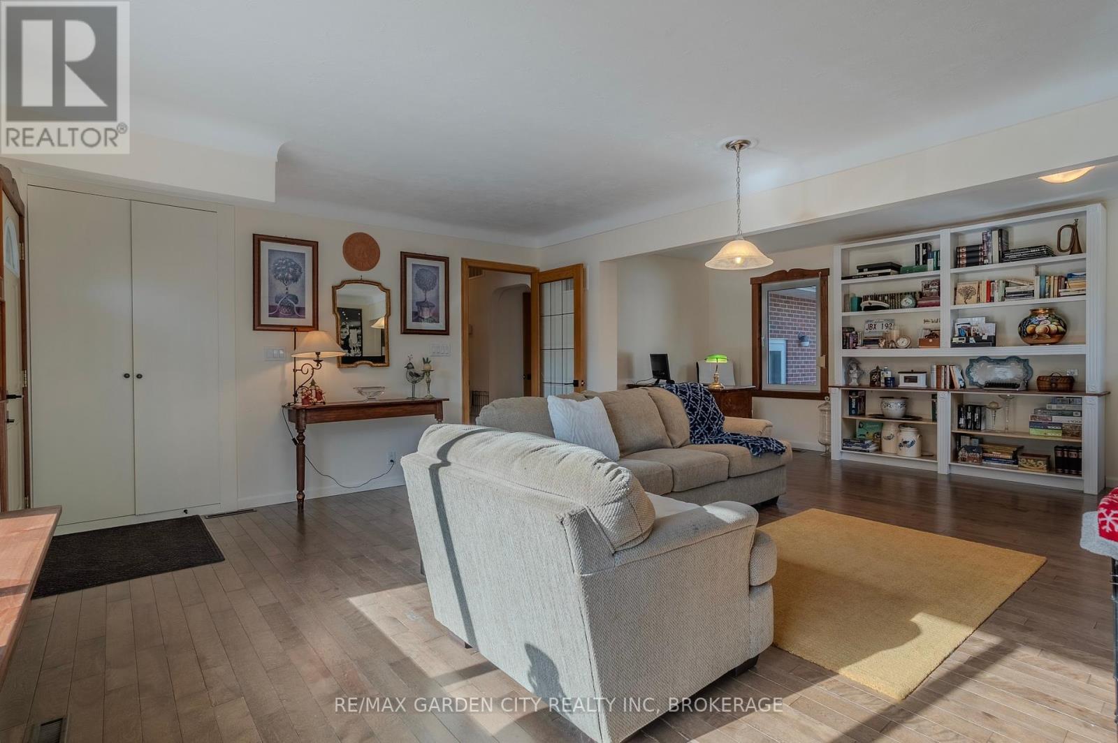 14 Edinburgh Drive, St. Catharines, Ontario  L2M 3H1 - Photo 6 - X12381012