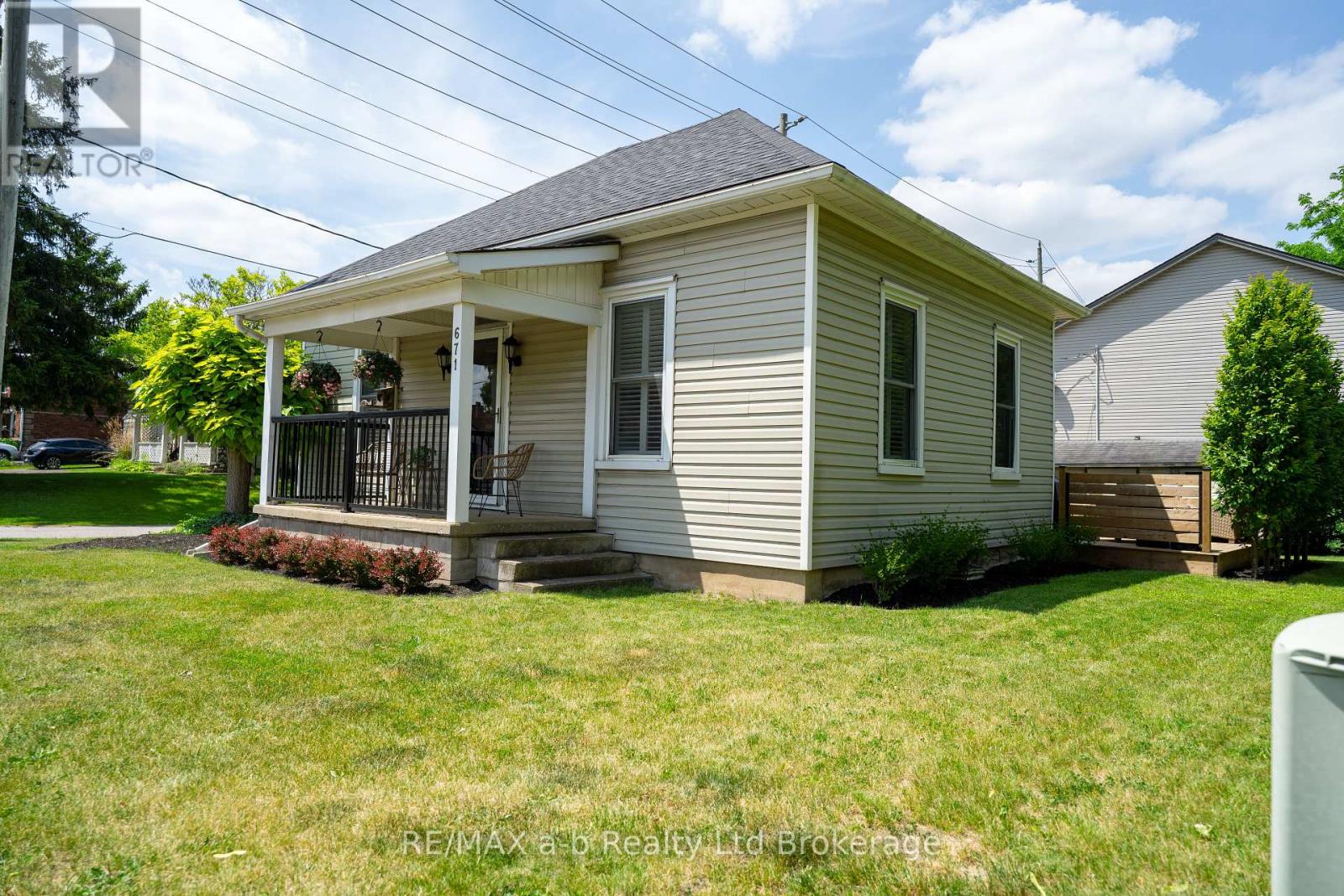 671 Henry Street, Woodstock, Ontario  N4S 1Y2 - Photo 1 - X12381080