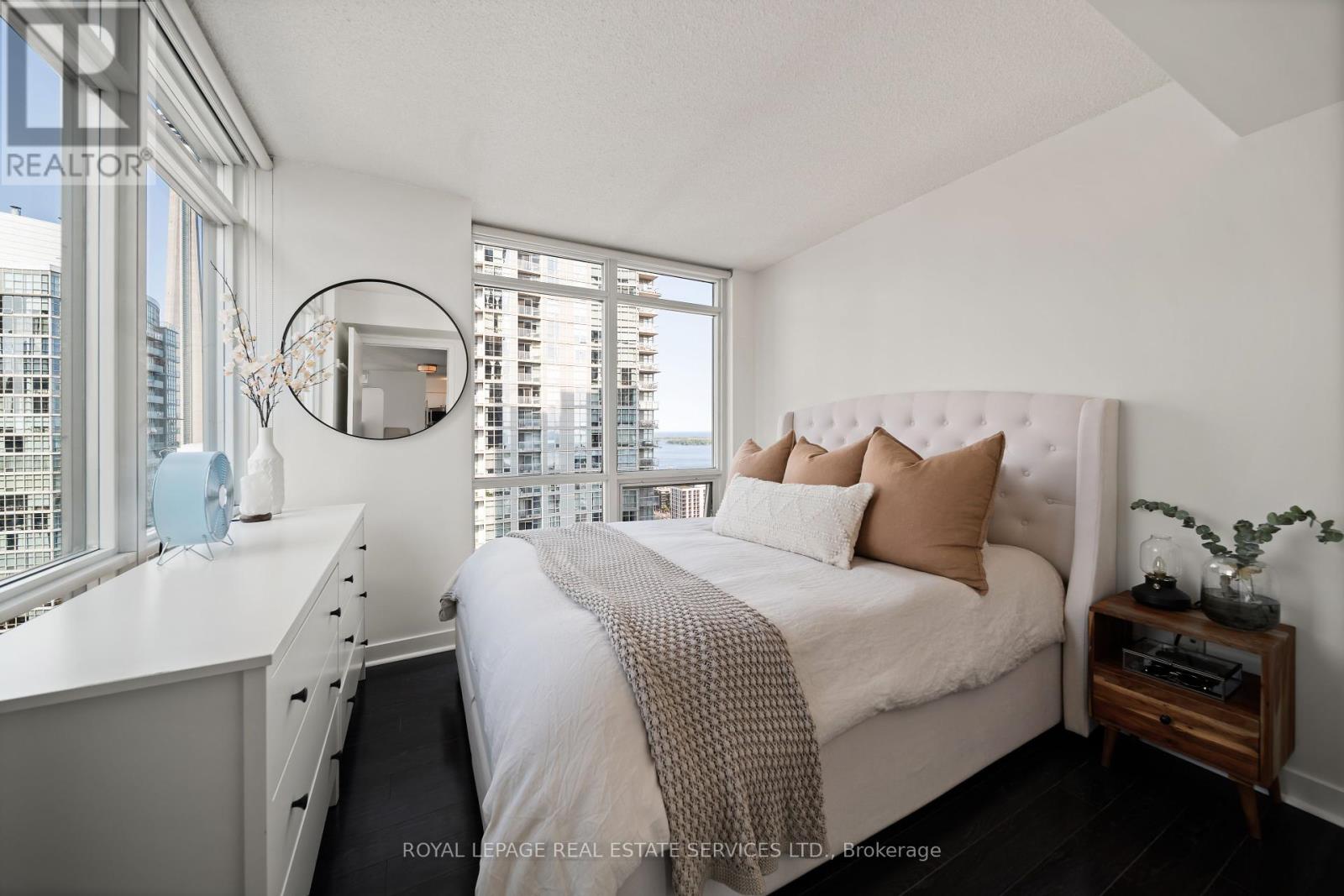 3906 - 11 Brunel Court, Toronto, Ontario  M5V 3Y3 - Photo 5 - C12380725