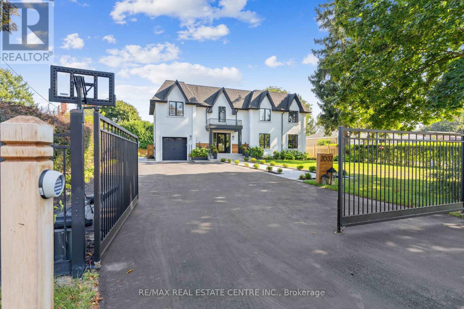 2032 Rebecca Street, Oakville (Br Bronte), Ontario  L6L 2A2 - Photo 2 - W12380710