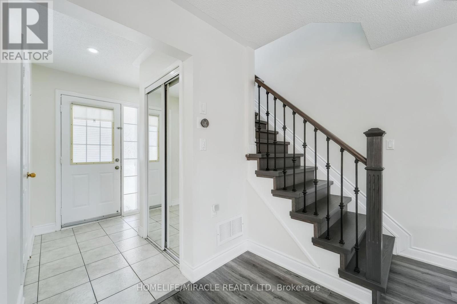 48 Jessop Drive, Brampton, Ontario  L7A 3M8 - Photo 7 - W12380746