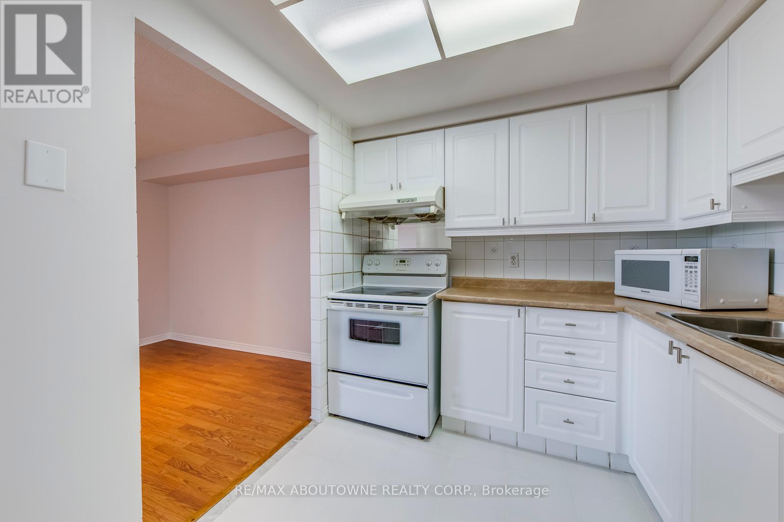 1415 - 135 Hillcrest Avenue, Mississauga (Cooksville), Ontario  L5B 4B1 - Photo 22 - W12380775