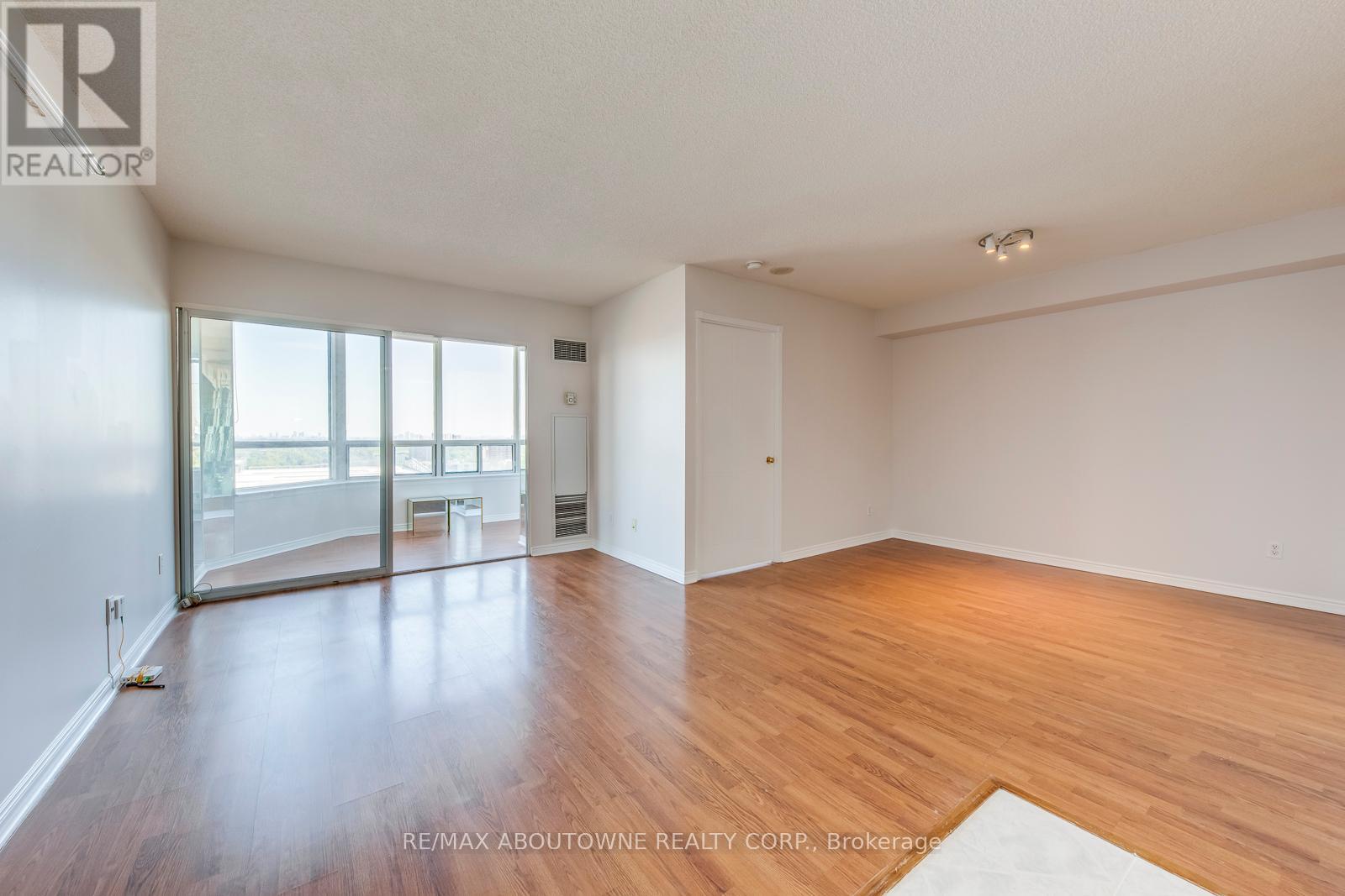 1415 - 135 Hillcrest Avenue, Mississauga (Cooksville), Ontario  L5B 4B1 - Photo 8 - W12380775