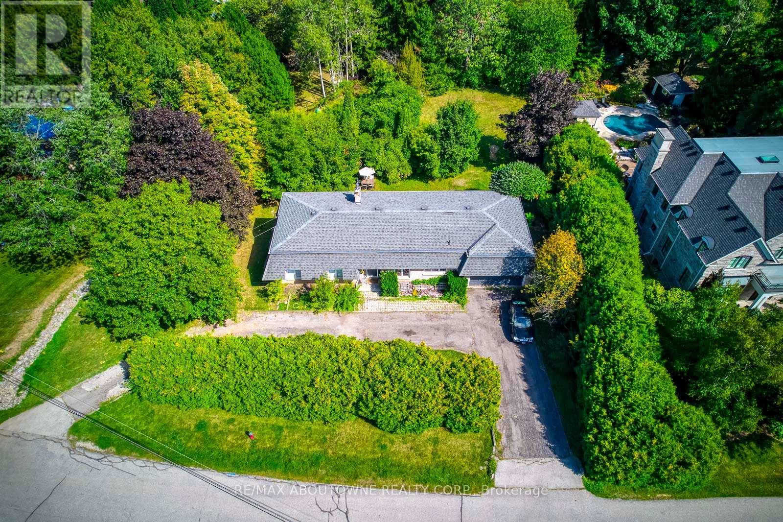 1310 Beaufort Drive, Burlington (Tyandaga), Ontario  L7P 4V9 - Photo 2 - W12380817