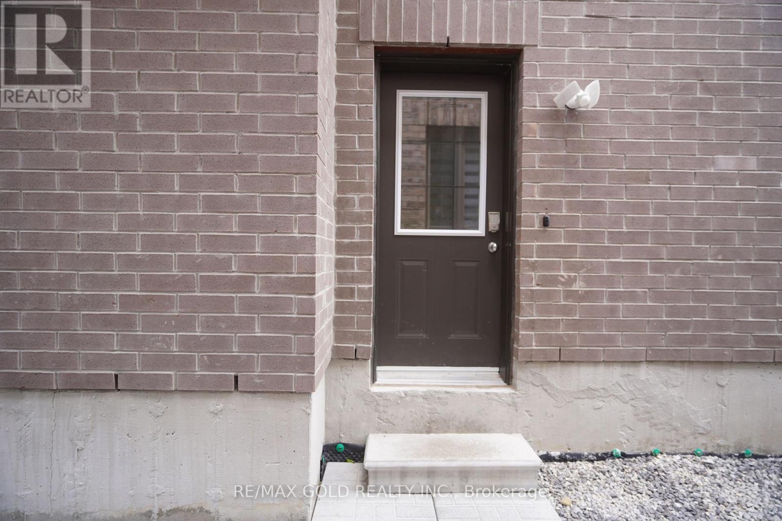 40 Lowell Crescent, Brampton, Ontario  L6X 5S1 - Photo 2 - W12380837