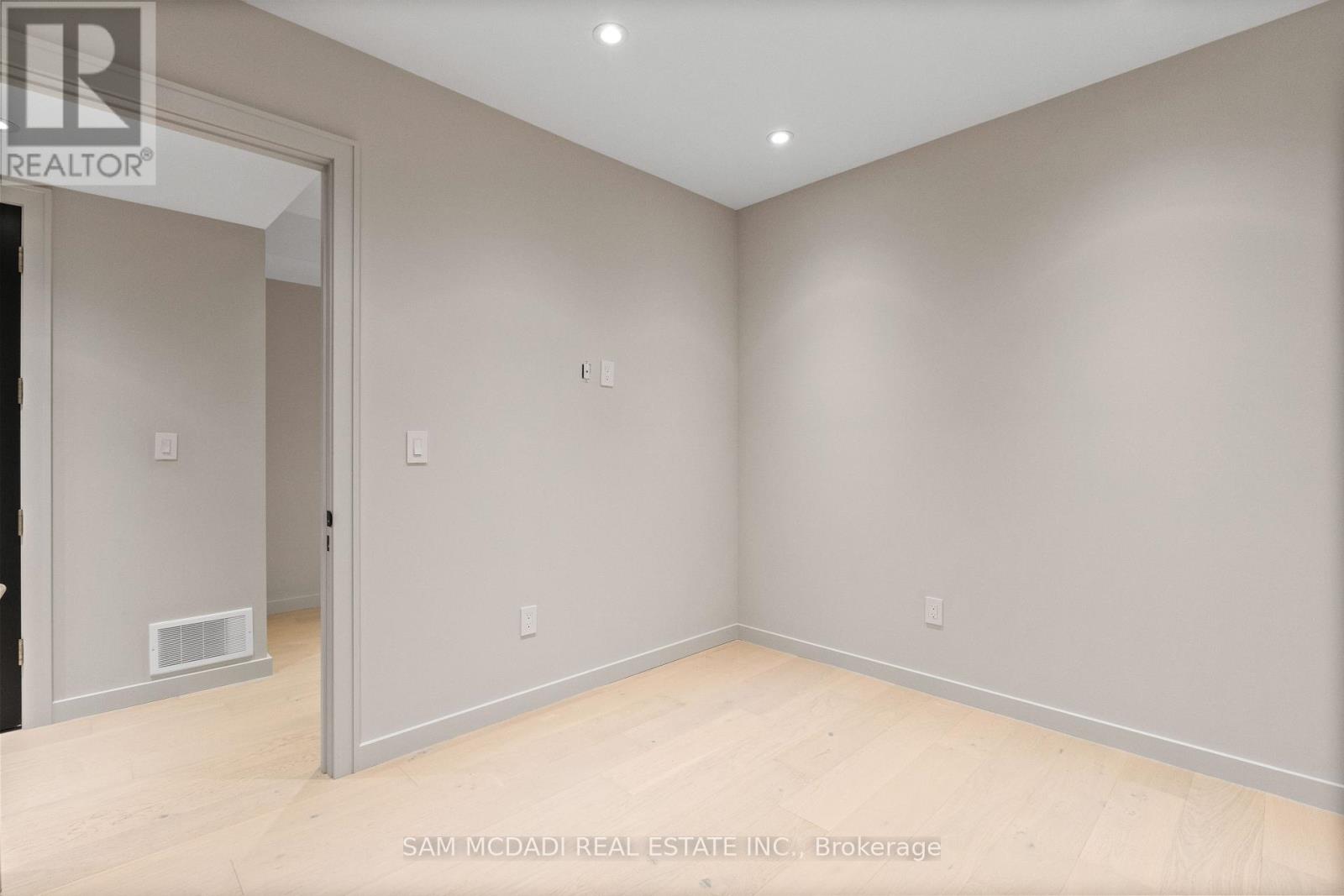 1090 Ella Avenue, Mississauga (Lakeview), Ontario  L5E 1H5 - Photo 38 - W12380903