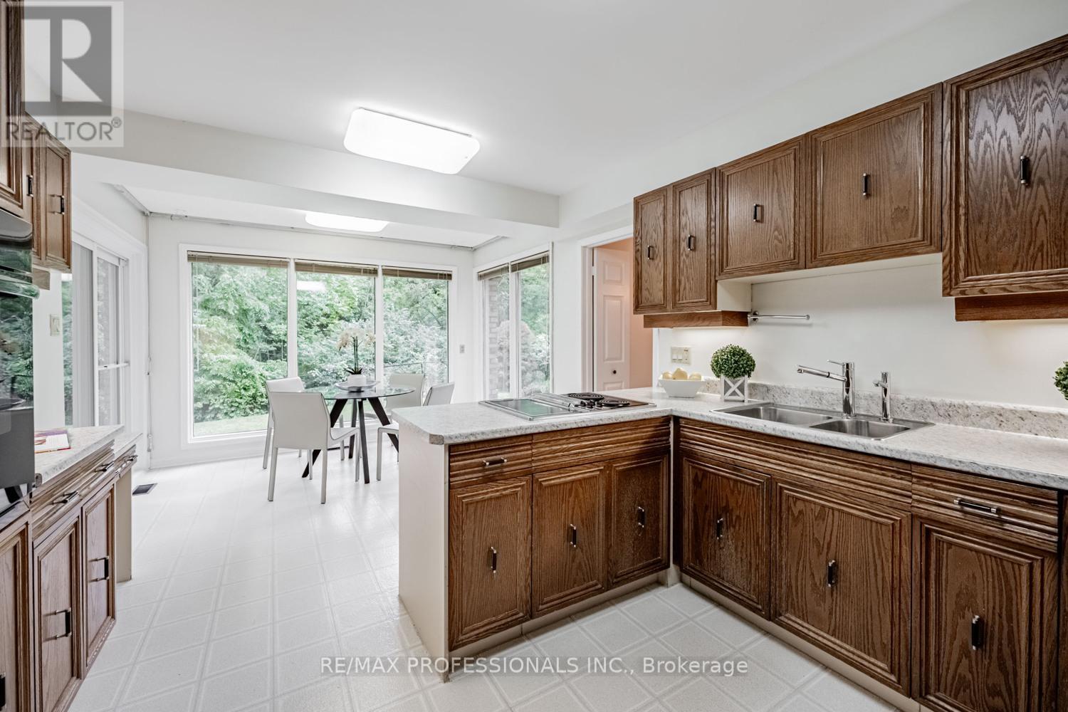 2260 Cedarberry Court, Oakville (Fd Ford), Ontario  L6J 6E5 - Photo 14 - W12380927