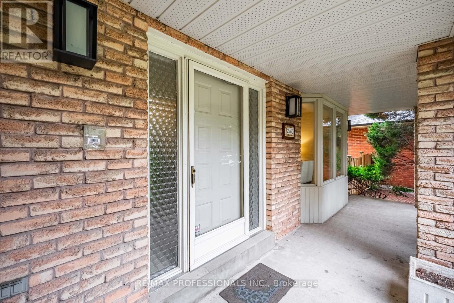 2260 Cedarberry Court, Oakville (Fd Ford), Ontario  L6J 6E5 - Photo 3 - W12380927