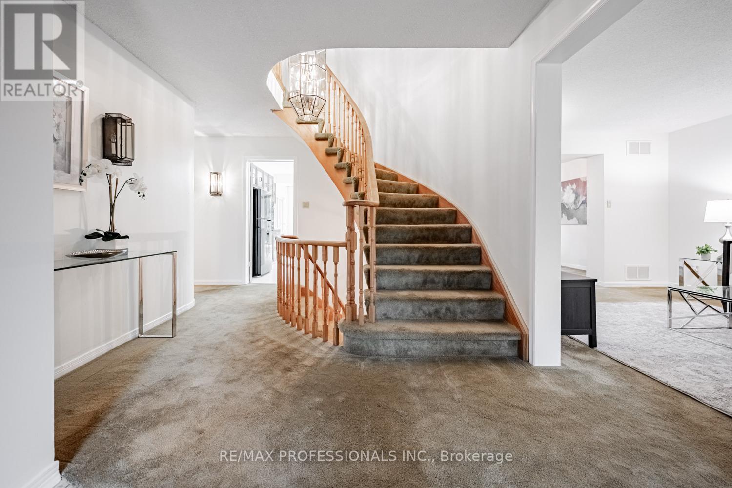 2260 Cedarberry Court, Oakville (Fd Ford), Ontario  L6J 6E5 - Photo 4 - W12380927