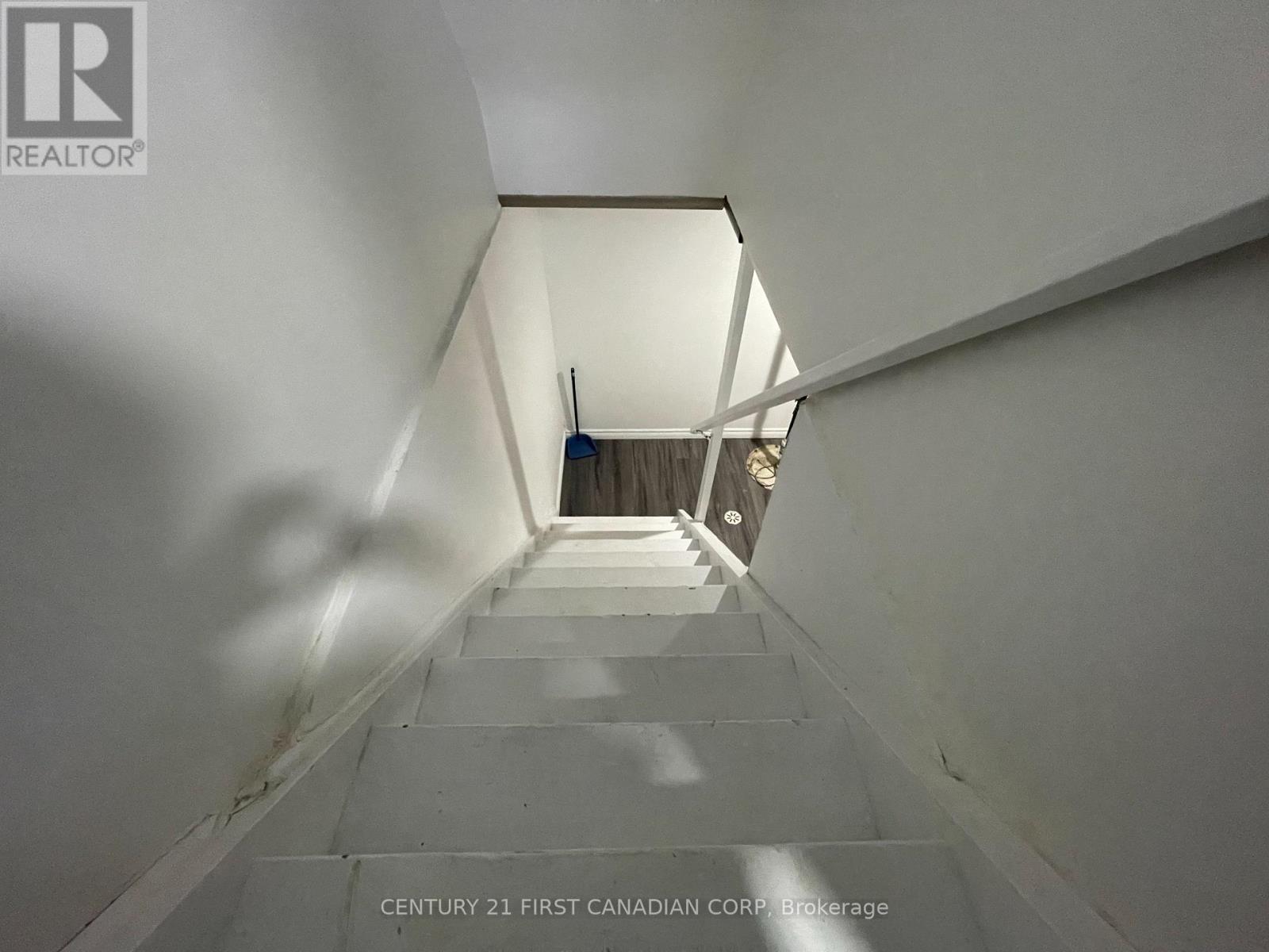 292 Simcoe Street, London East, Ontario  N6B 1J5 - Photo 11 - X12381222