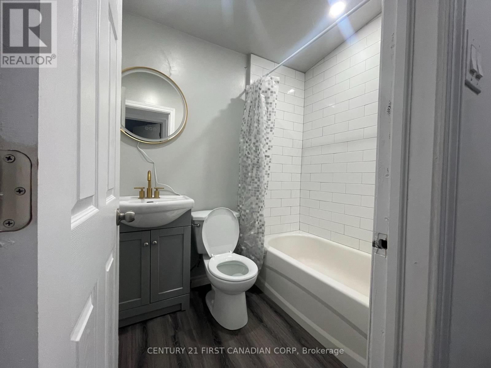 292 Simcoe Street, London East, Ontario  N6B 1J5 - Photo 8 - X12381222