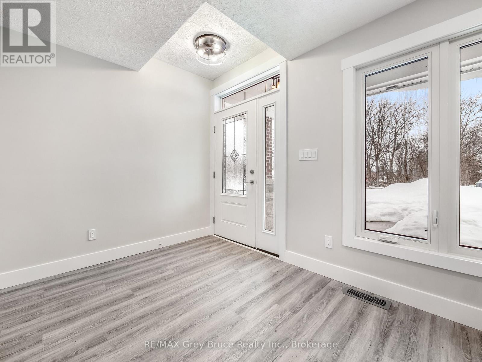 1996 6th Avenue W, Owen Sound, Ontario  N4K 5J1 - Photo 4 - X12381243