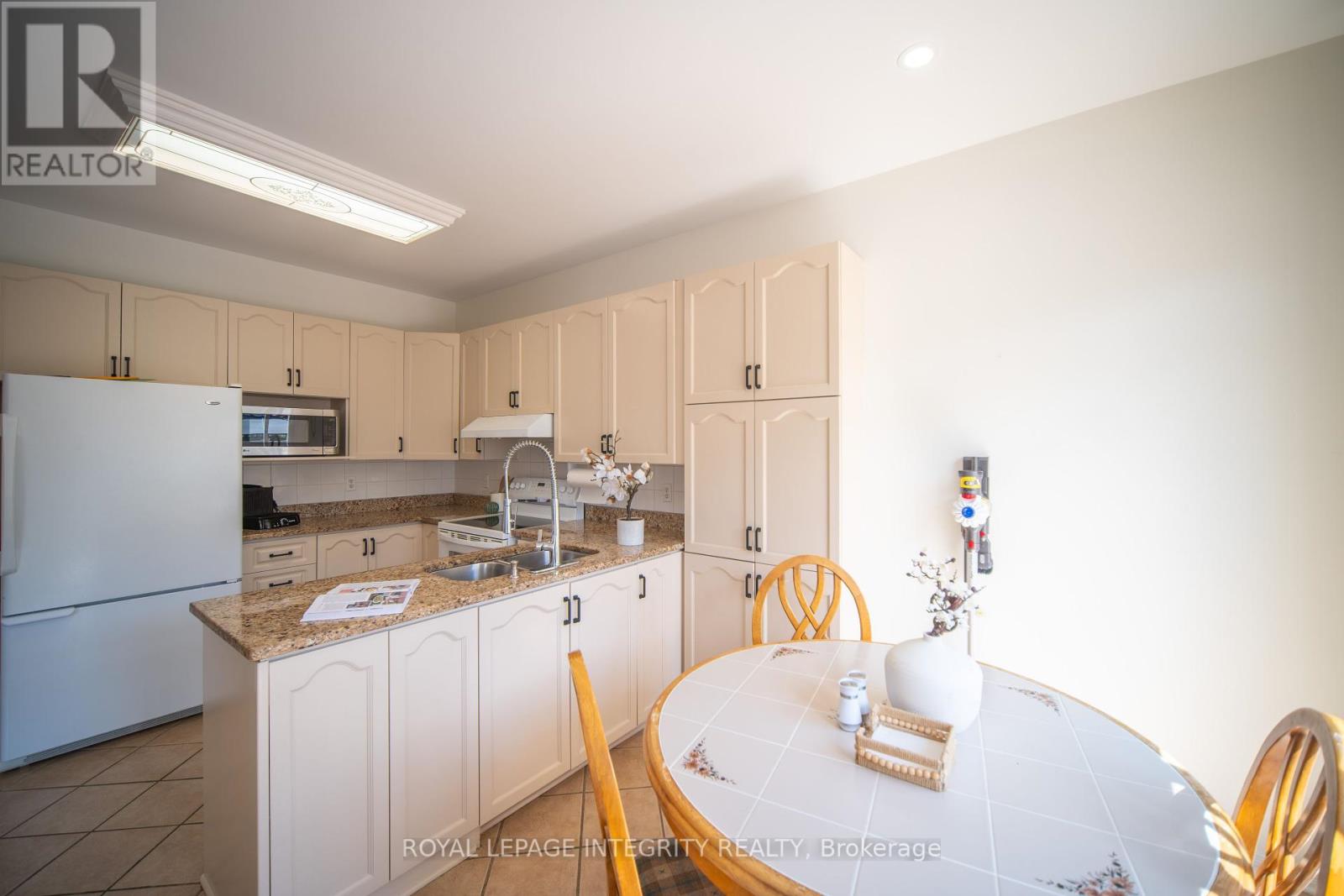 632 Valin Street, Ottawa, Ontario  K4A 3S9 - Photo 17 - X12381219