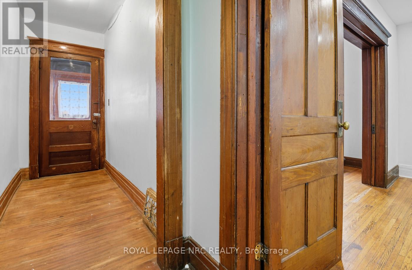 105 Lake Street, St. Catharines (Downtown), Ontario  L2R 5X7 - Photo 6 - X12381249