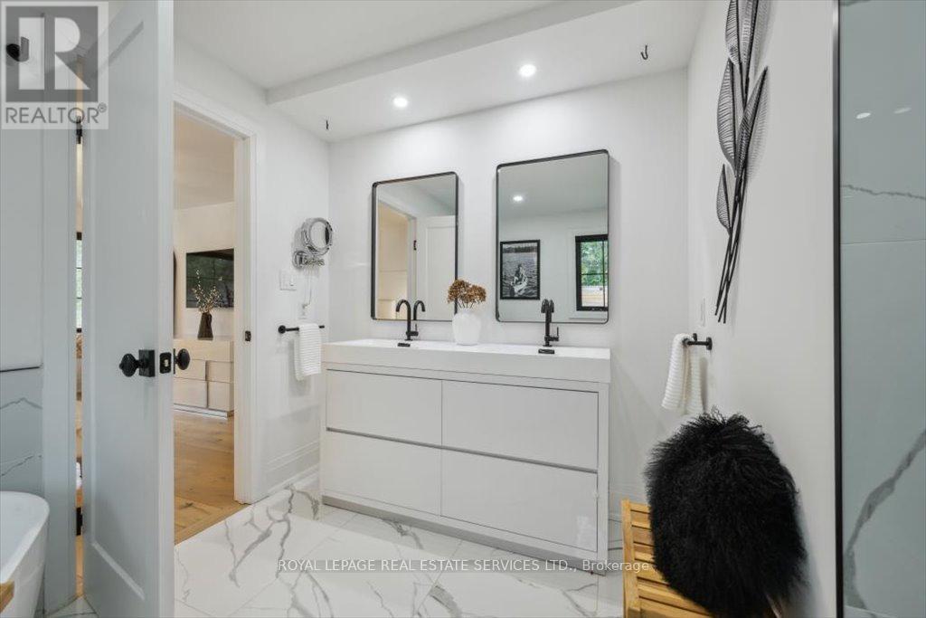 169 Oakes Drive, Mississauga, Ontario  L5G 3M2 - Photo 22 - W12381044