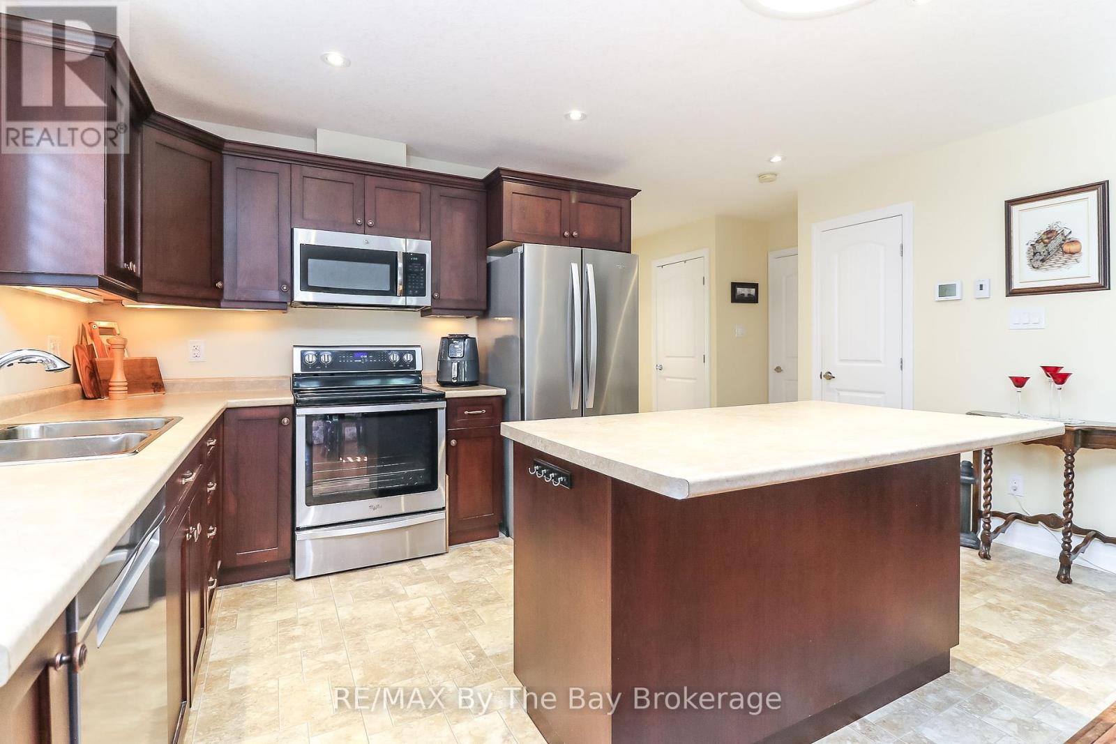 31 New York Avenue, Wasaga Beach, Ontario  L9Z 3A8 - Photo 10 - S12381351