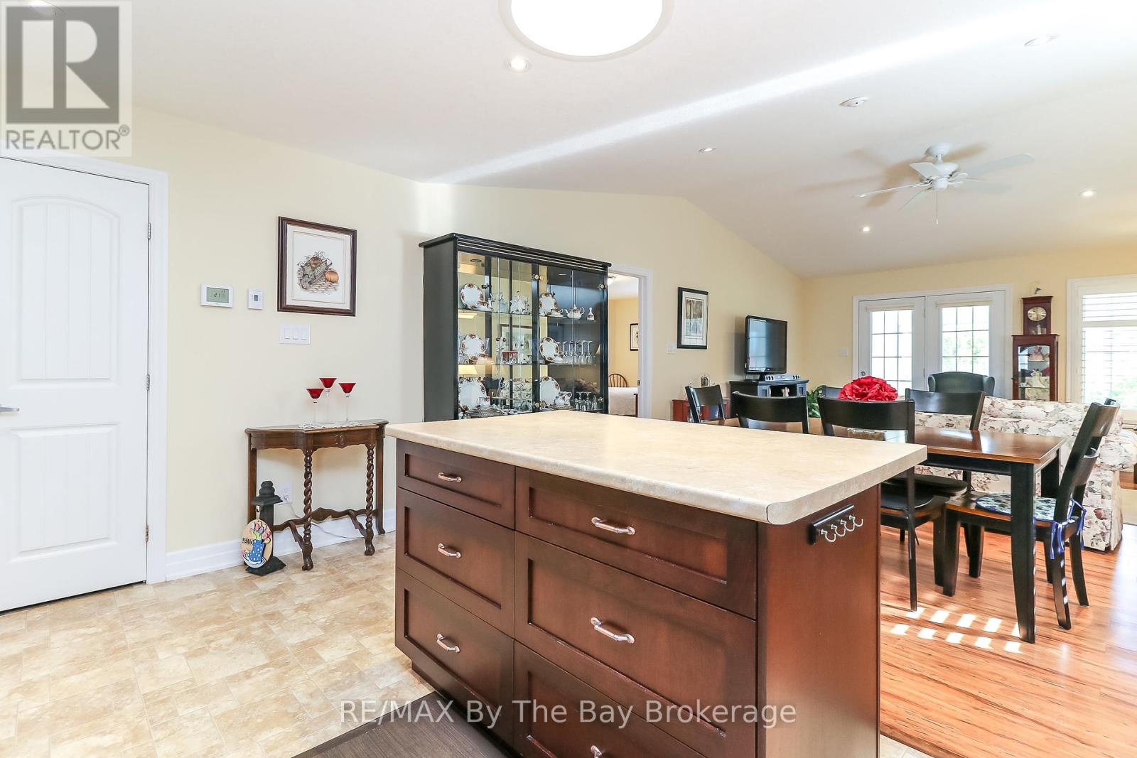 31 New York Avenue, Wasaga Beach, Ontario  L9Z 3A8 - Photo 8 - S12381351