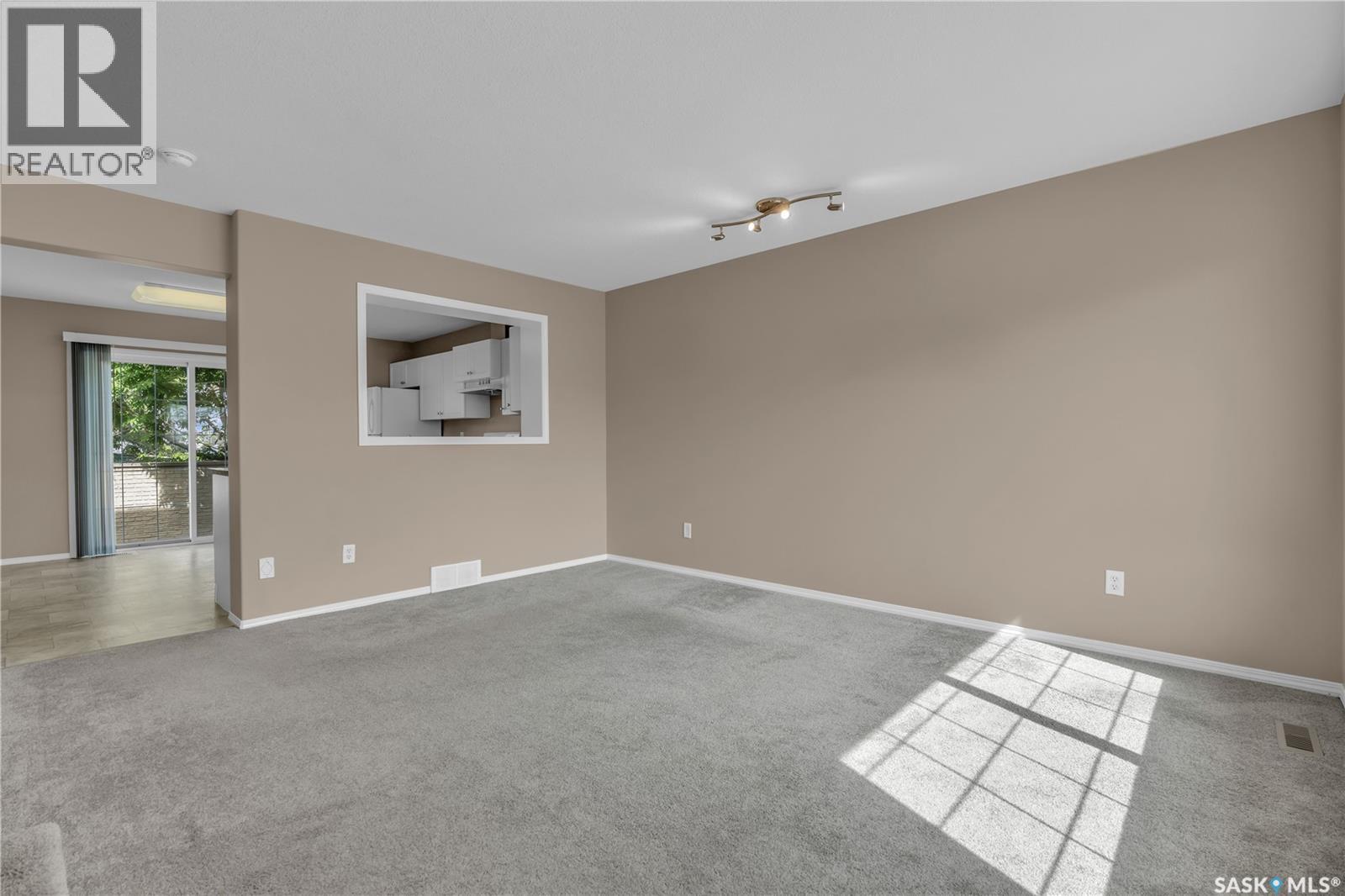 2750 Cranbourn Crescent, Regina, Saskatchewan  S4V 3C1 - Photo 4 - SK005452