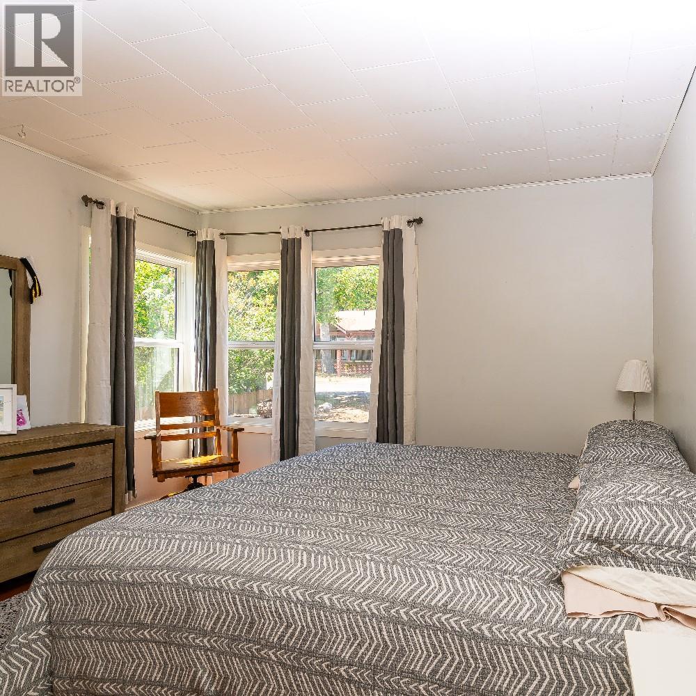 5875 Okanagan Street, Oliver, British Columbia  V0H 1T0 - Photo 6 - 10361716