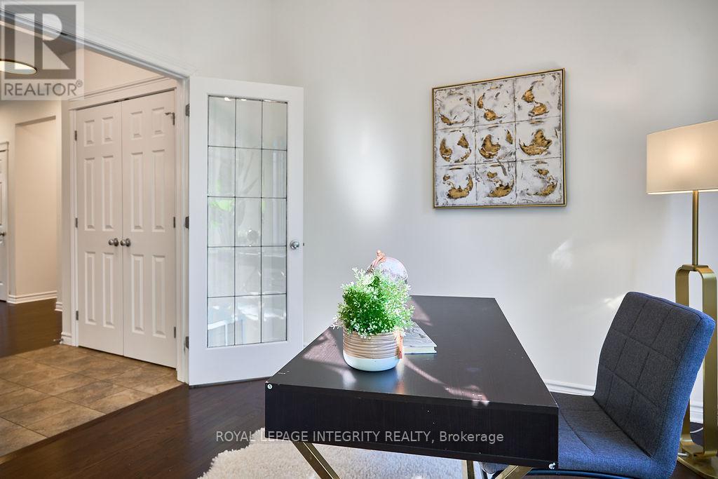 904 Nettleship Court, Ottawa, Ontario  K2T 0E9 - Photo 6 - X12381318