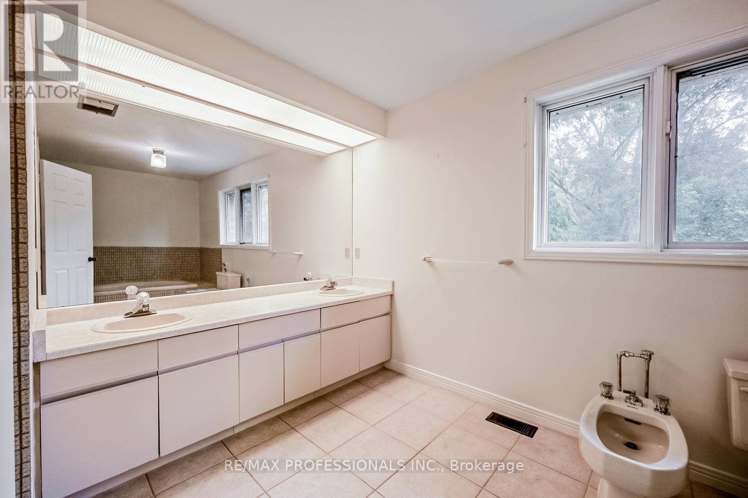2260 Cedarberry Court, Oakville (Fd Ford), Ontario  L6J 6E5 - Photo 22 - W12380927
