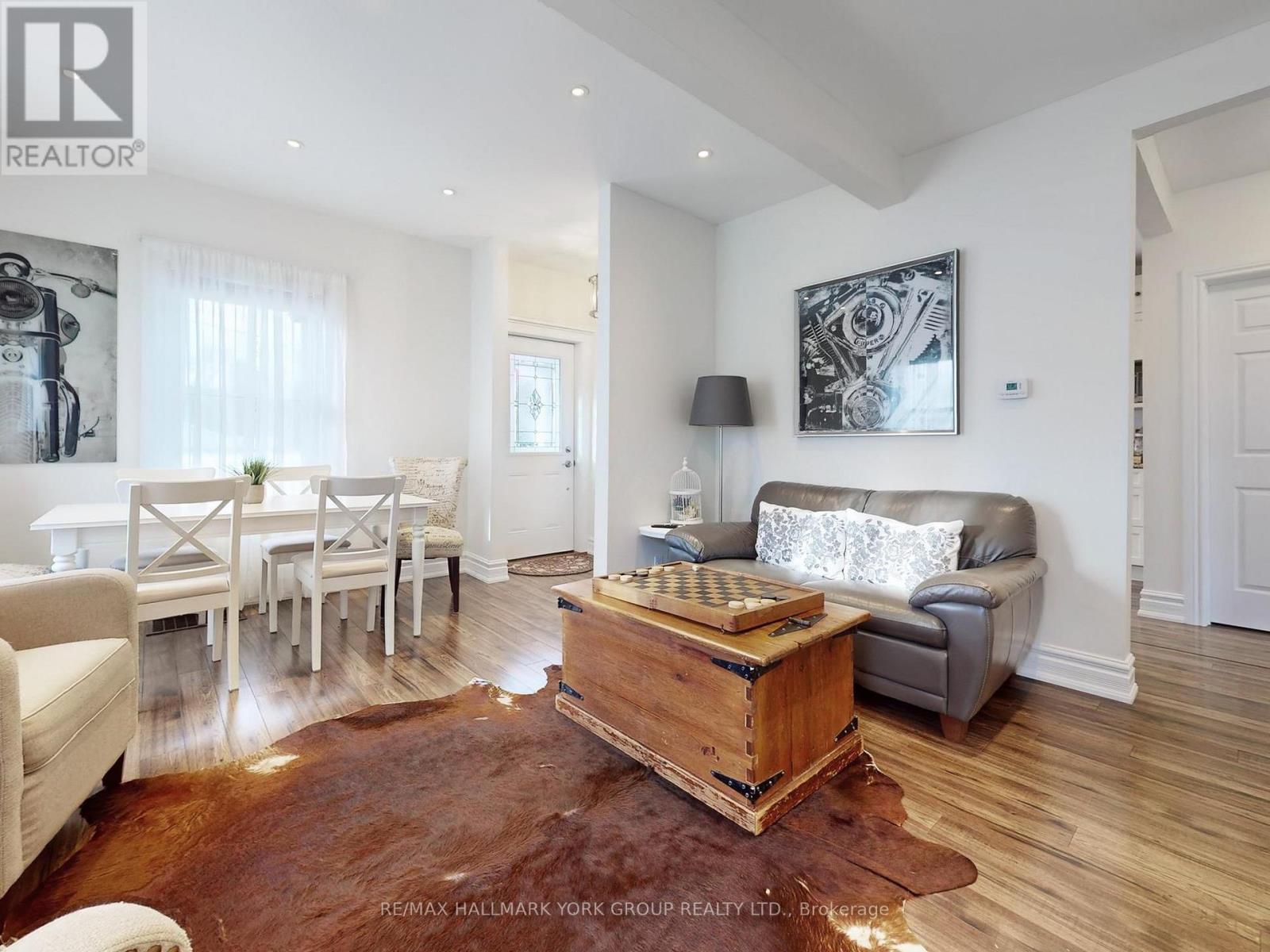 21 Irwin Avenue, Aurora, Ontario  L4G 3G1 - Photo 6 - N12381179
