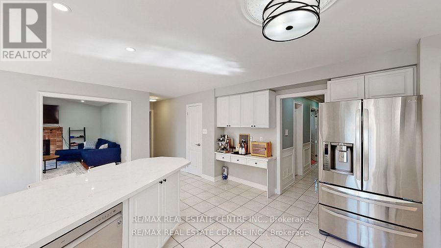 3408 Trelawny Circle, Mississauga, Ontario  L5N 6N6 - Photo 12 - W12381167