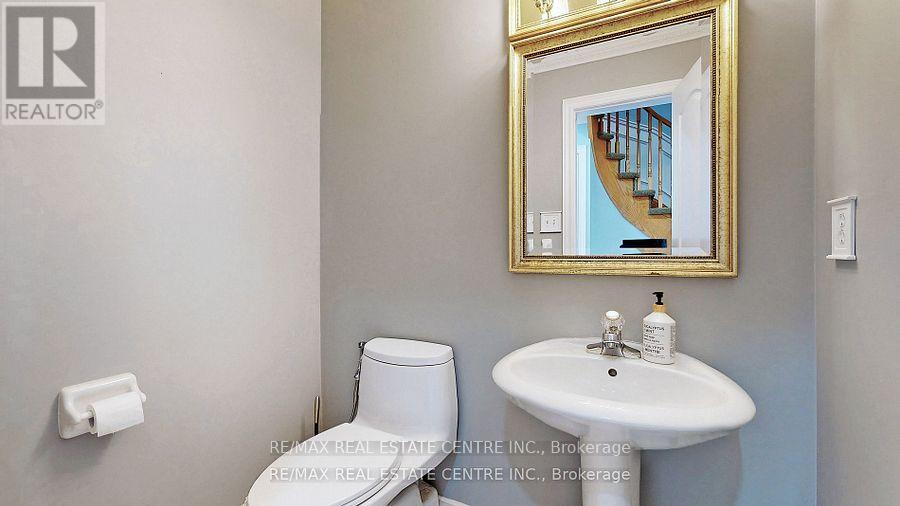 3408 Trelawny Circle, Mississauga, Ontario  L5N 6N6 - Photo 13 - W12381167