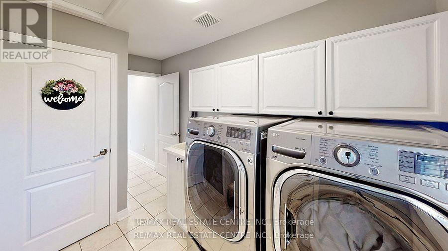 3408 Trelawny Circle, Mississauga, Ontario  L5N 6N6 - Photo 15 - W12381167