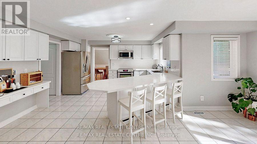 3408 Trelawny Circle, Mississauga, Ontario  L5N 6N6 - Photo 8 - W12381167