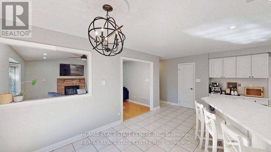 3408 Trelawny Circle, Mississauga, Ontario  L5N 6N6 - Photo 9 - W12381167