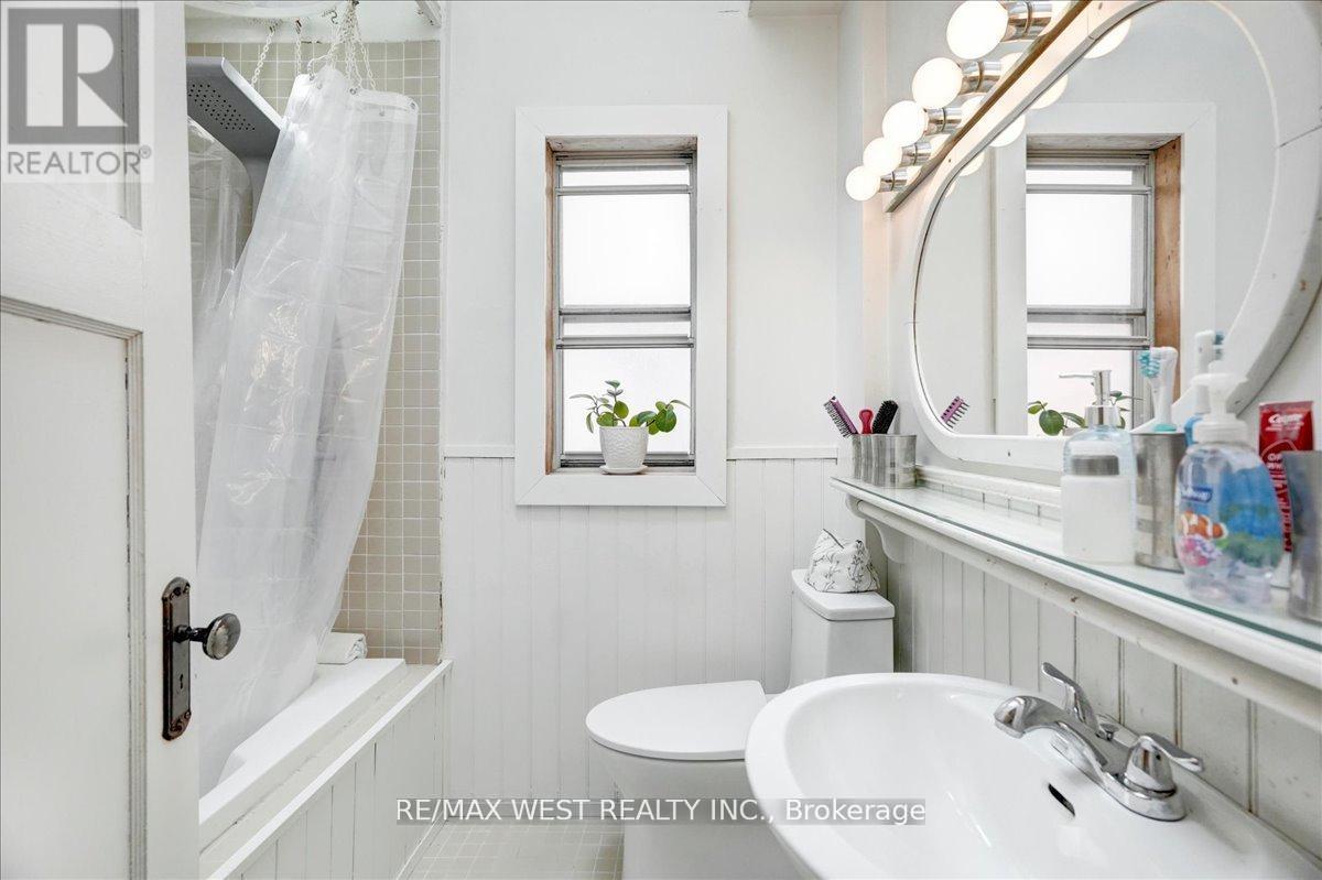 30 Glendale Avenue, Toronto (High Park-Swansea), Ontario  M6R 2S7 - Photo 9 - W12381239