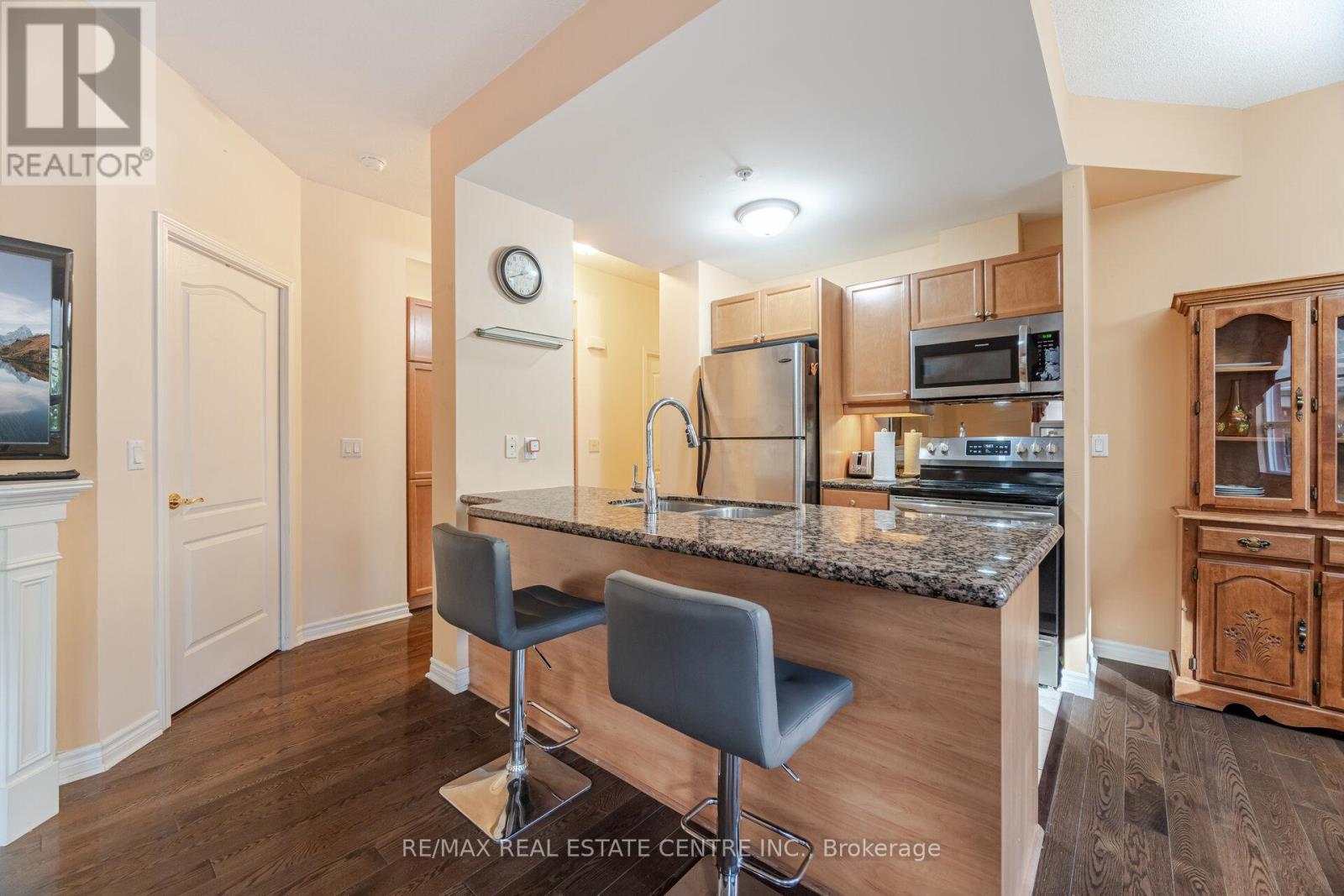 209 - 350 Princess Royal Drive, Mississauga (City Centre), Ontario  L5B 4N1 - Photo 11 - W12381253