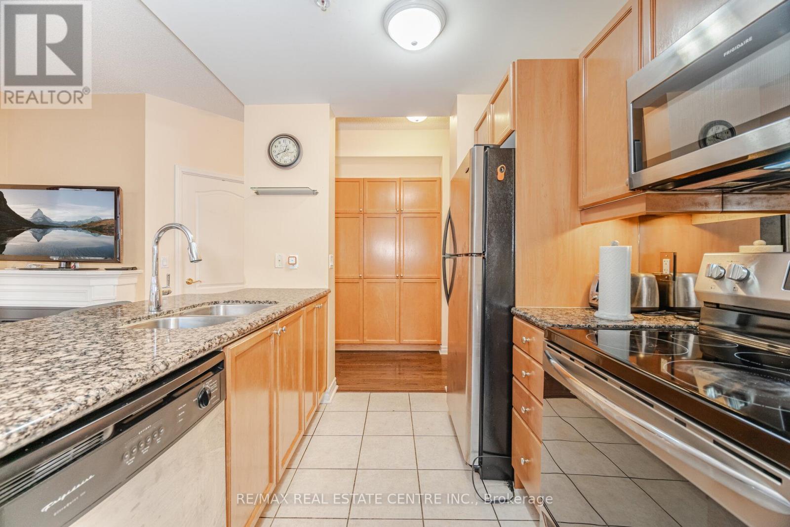 209 - 350 Princess Royal Drive, Mississauga (City Centre), Ontario  L5B 4N1 - Photo 12 - W12381253