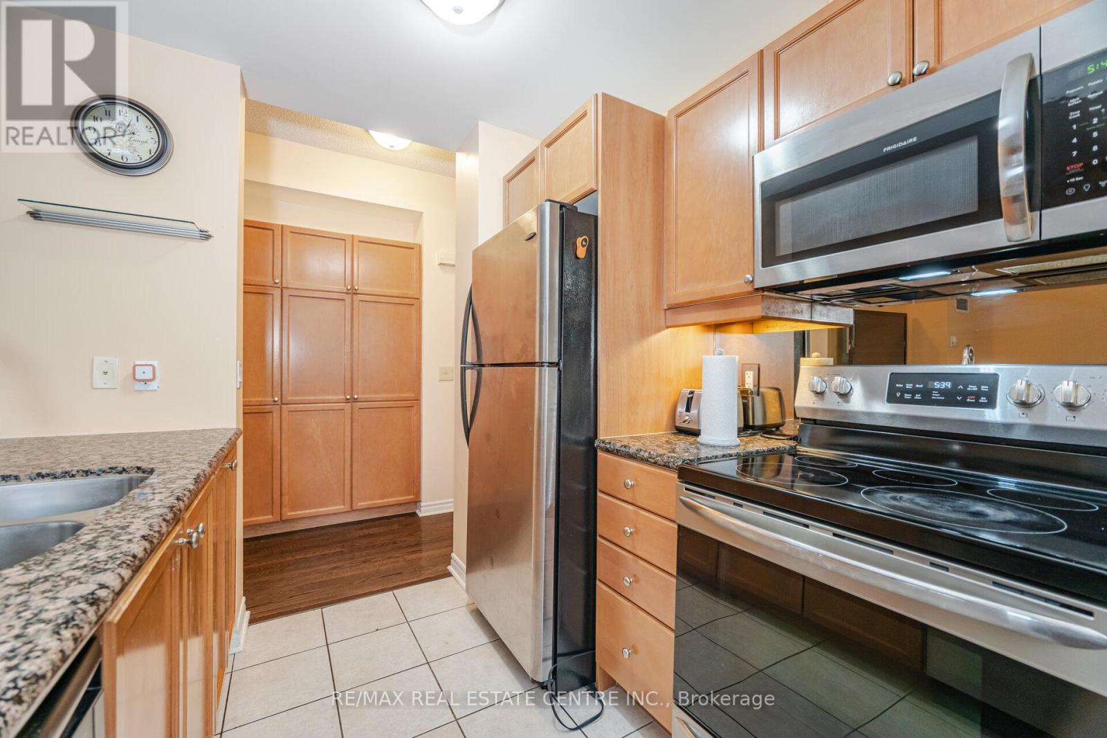 209 - 350 Princess Royal Drive, Mississauga (City Centre), Ontario  L5B 4N1 - Photo 13 - W12381253