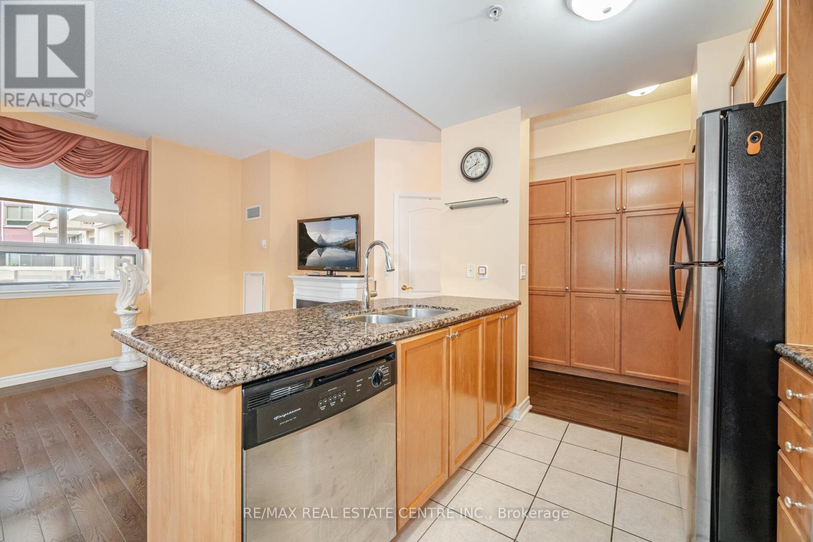 209 - 350 Princess Royal Drive, Mississauga (City Centre), Ontario  L5B 4N1 - Photo 14 - W12381253