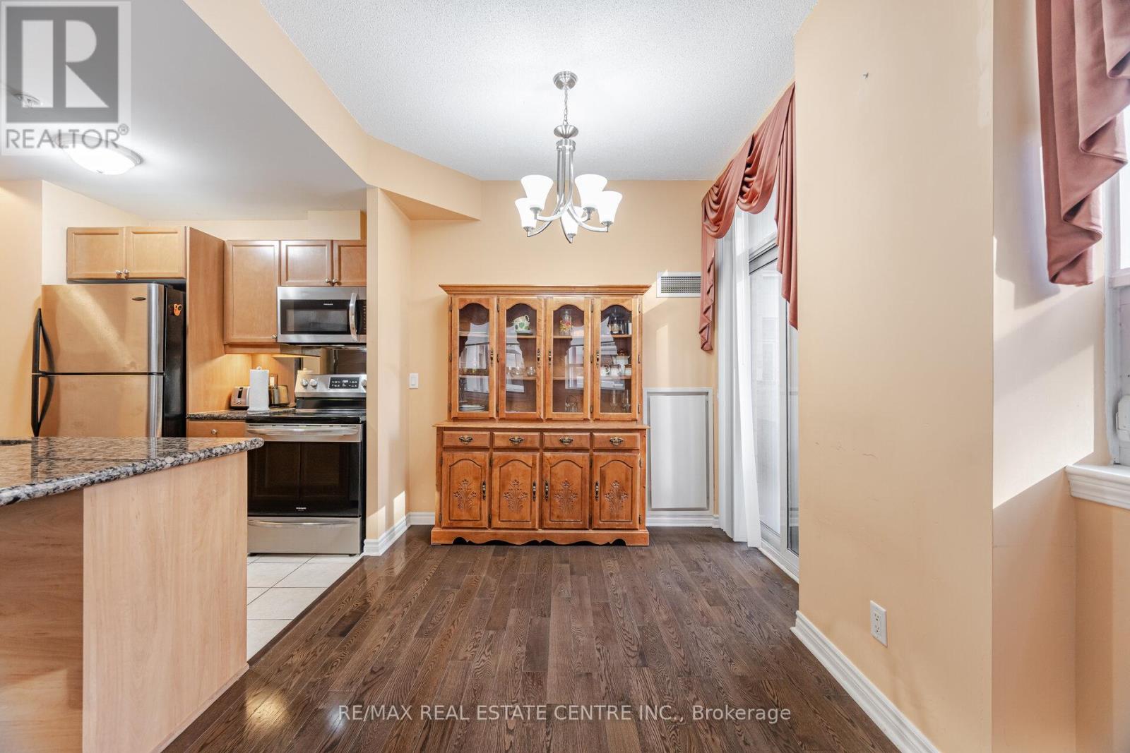 209 - 350 Princess Royal Drive, Mississauga (City Centre), Ontario  L5B 4N1 - Photo 15 - W12381253