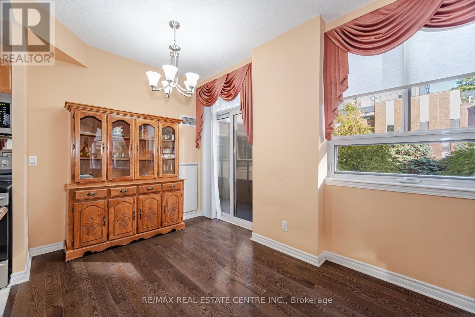 209 - 350 Princess Royal Drive, Mississauga (City Centre), Ontario  L5B 4N1 - Photo 16 - W12381253
