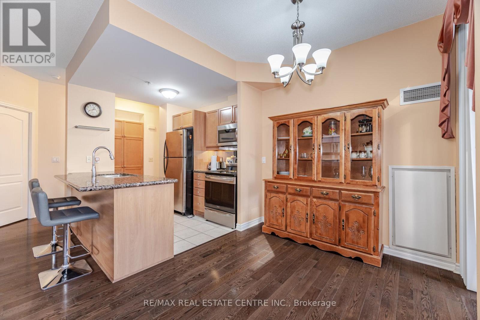 209 - 350 Princess Royal Drive, Mississauga (City Centre), Ontario  L5B 4N1 - Photo 17 - W12381253