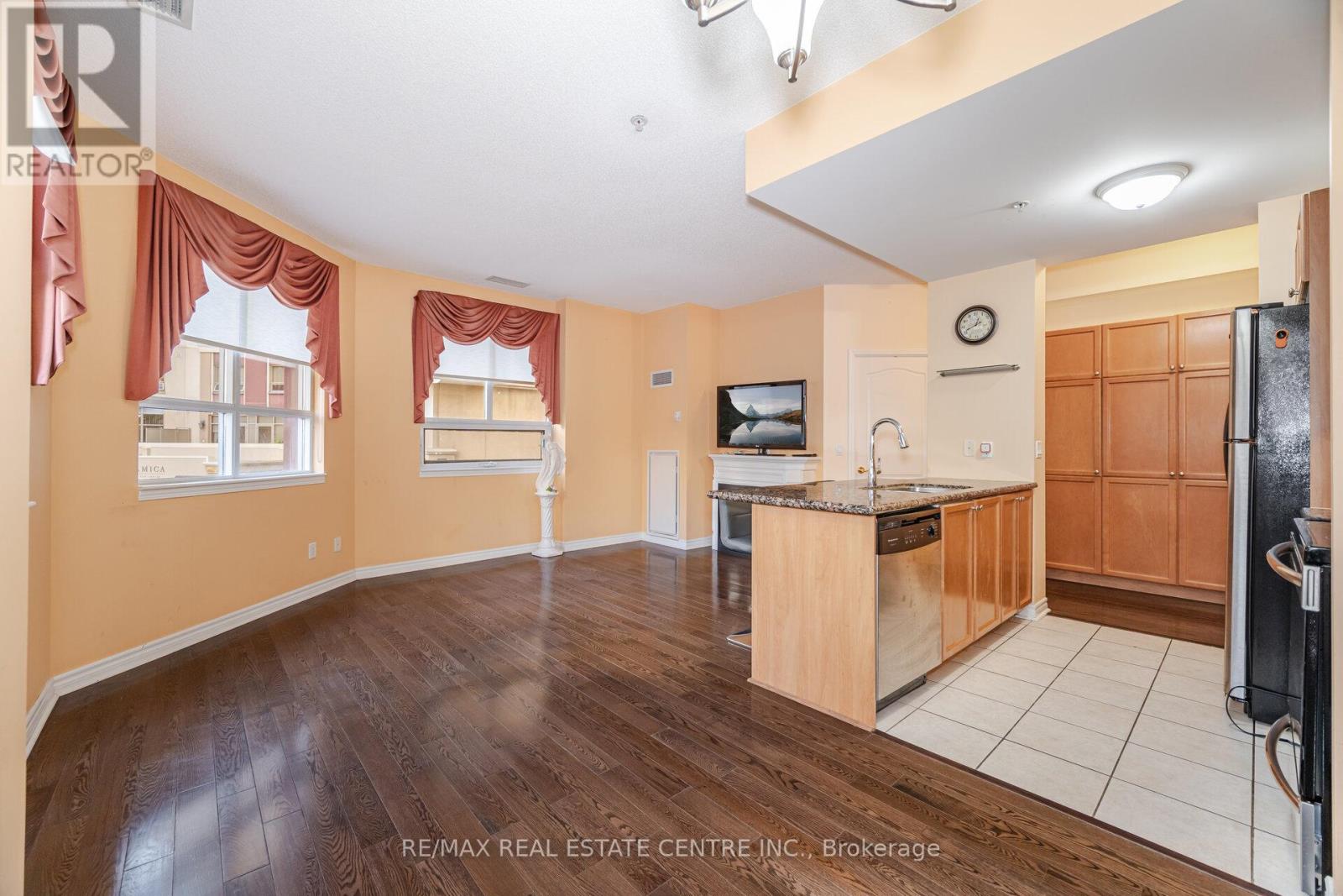 209 - 350 Princess Royal Drive, Mississauga (City Centre), Ontario  L5B 4N1 - Photo 18 - W12381253