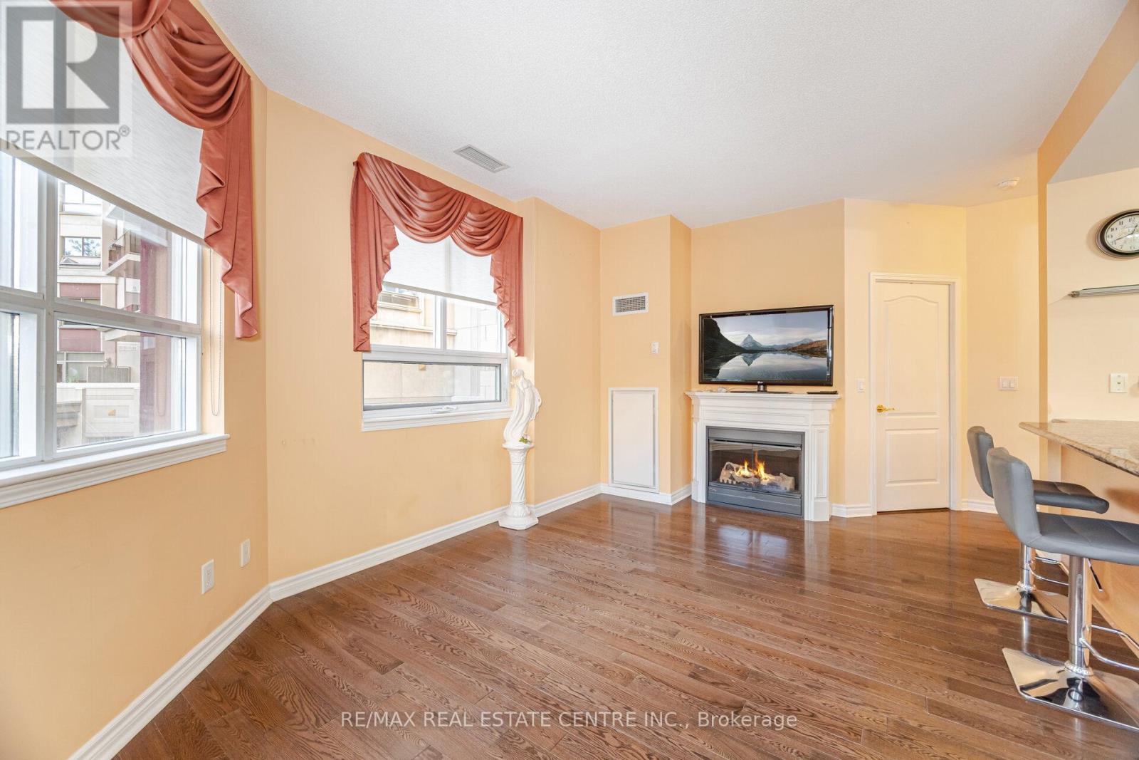 209 - 350 Princess Royal Drive, Mississauga (City Centre), Ontario  L5B 4N1 - Photo 21 - W12381253