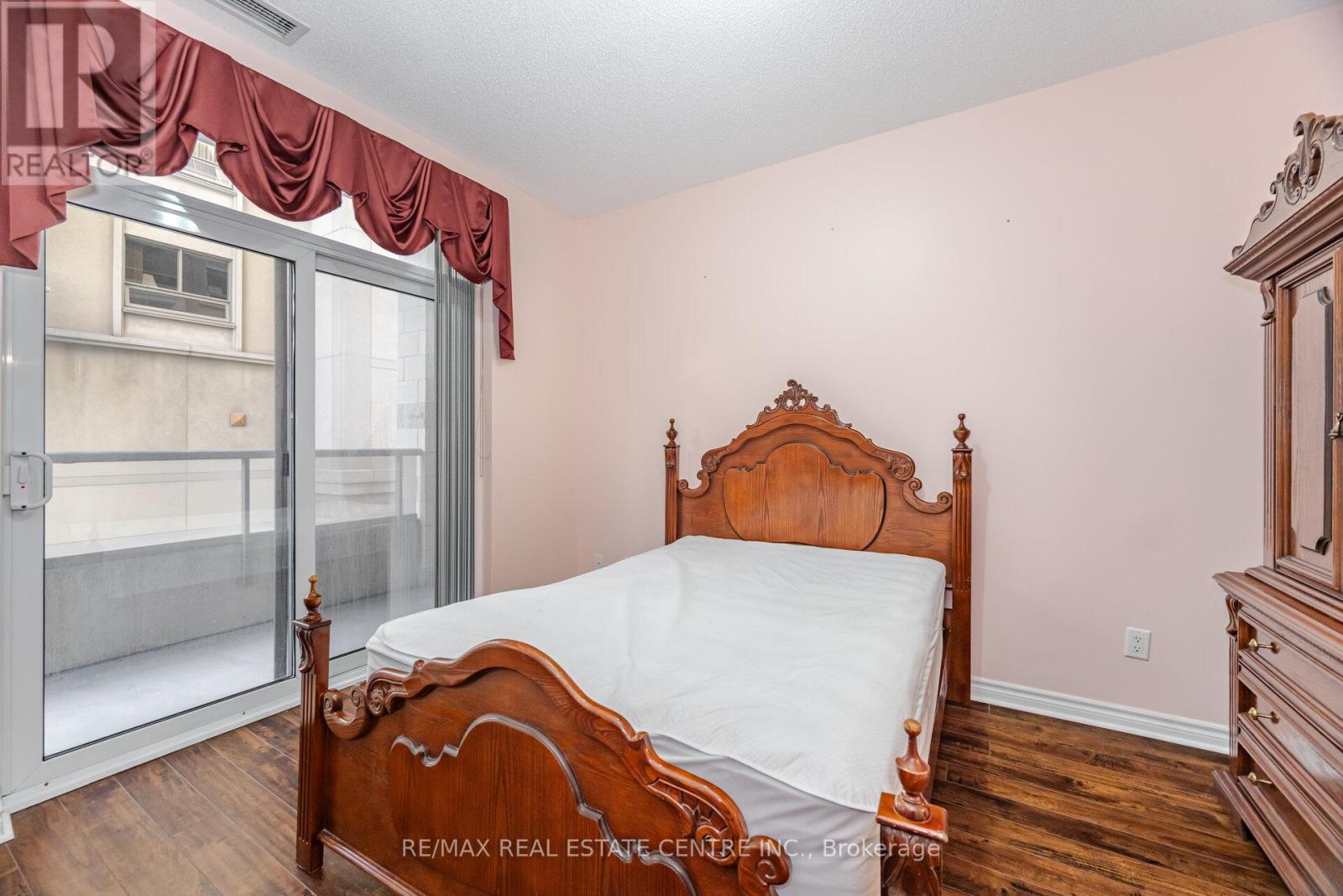 209 - 350 Princess Royal Drive, Mississauga (City Centre), Ontario  L5B 4N1 - Photo 24 - W12381253