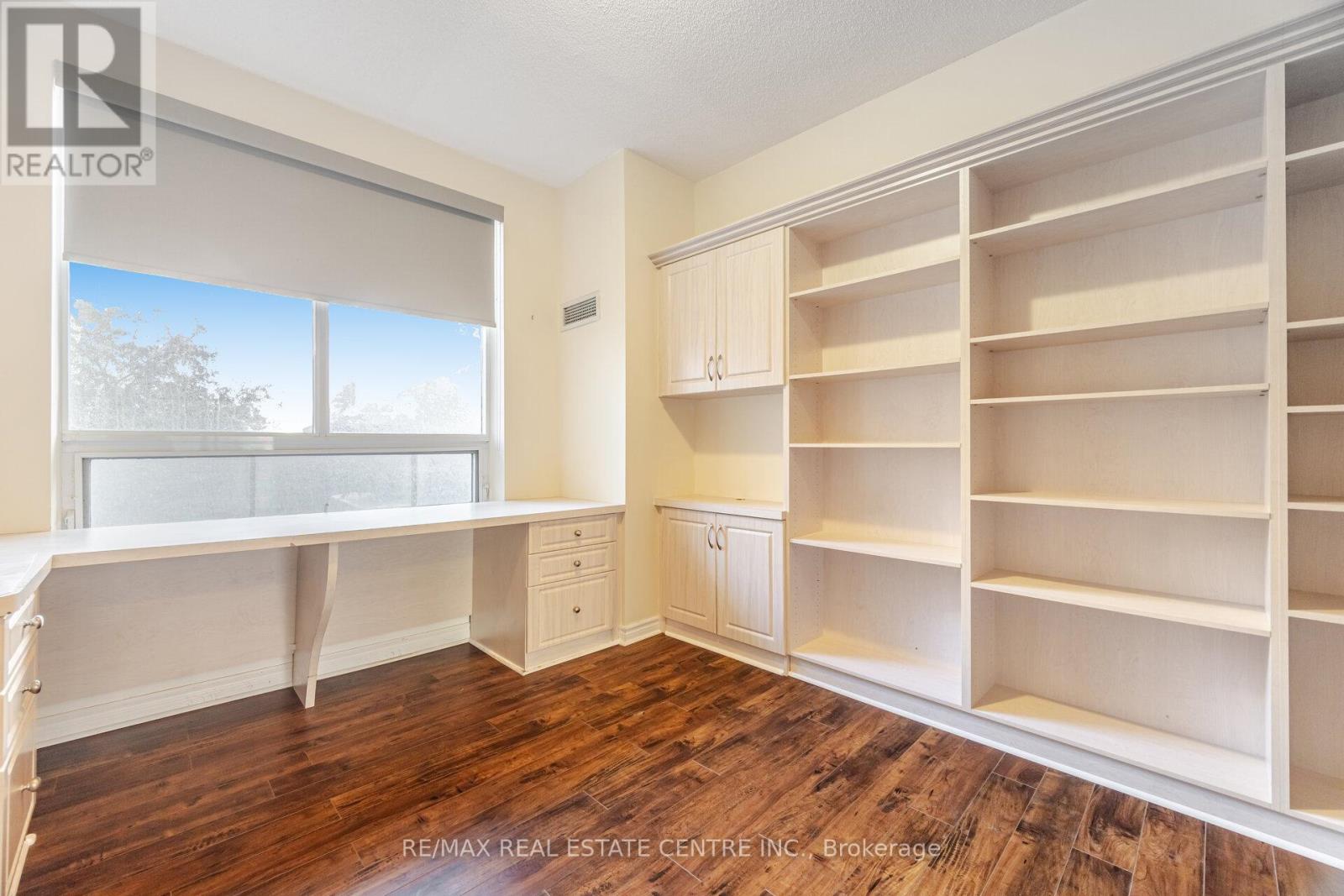 209 - 350 Princess Royal Drive, Mississauga (City Centre), Ontario  L5B 4N1 - Photo 31 - W12381253