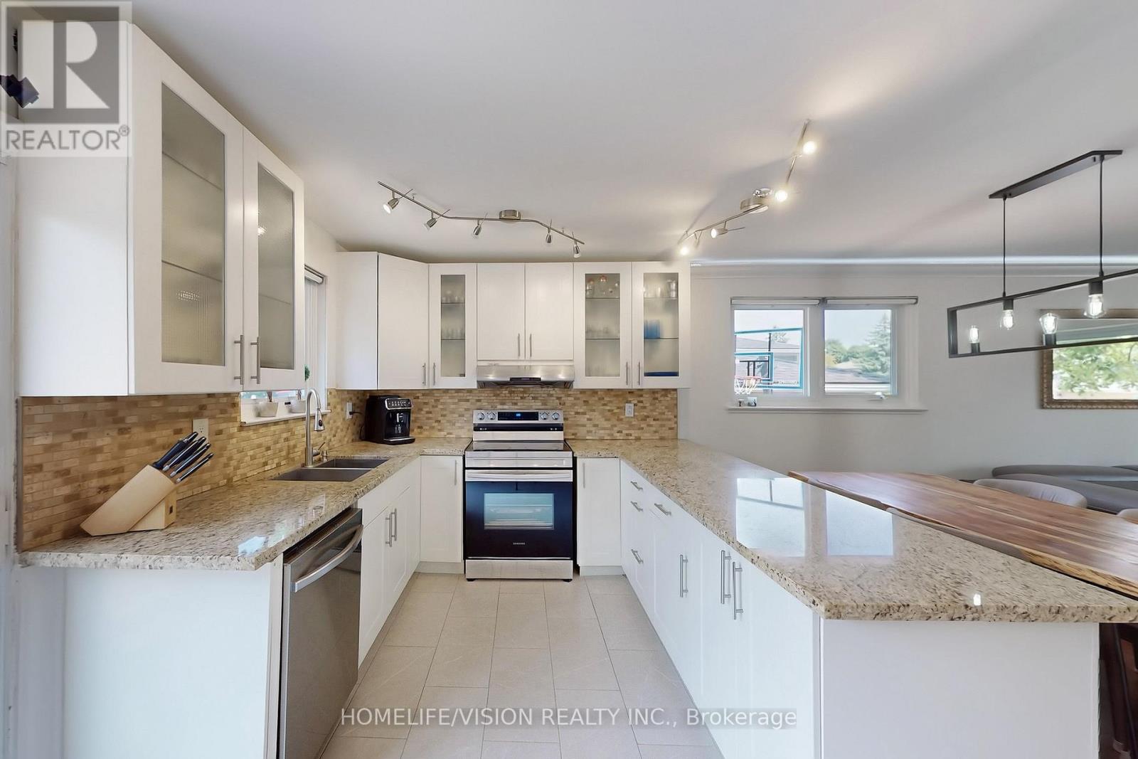 16 Palgrave Crescent, Brampton, Ontario  L6W 1C9 - Photo 11 - W12381256