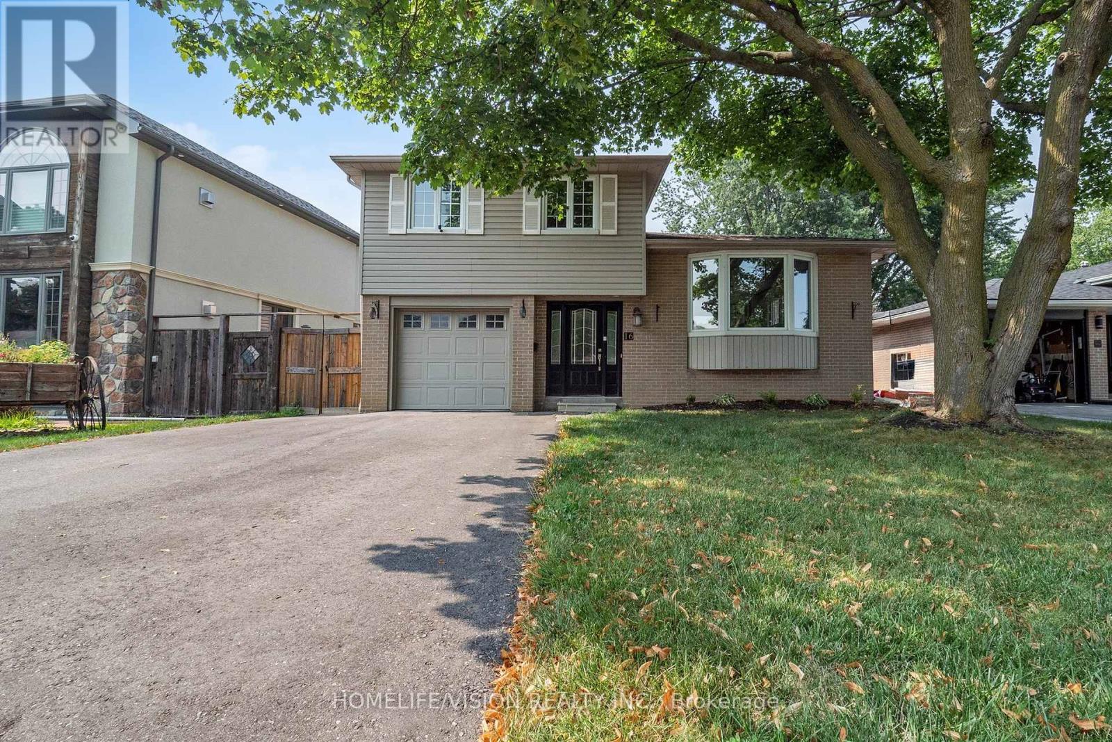16 Palgrave Crescent, Brampton, Ontario  L6W 1C9 - Photo 2 - W12381256