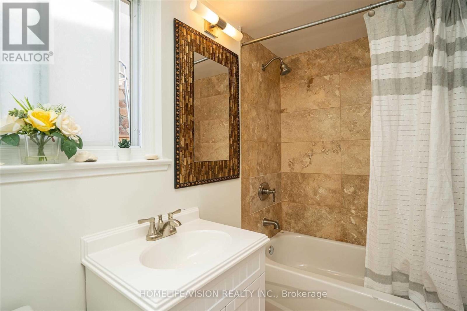 16 Palgrave Crescent, Brampton, Ontario  L6W 1C9 - Photo 28 - W12381256