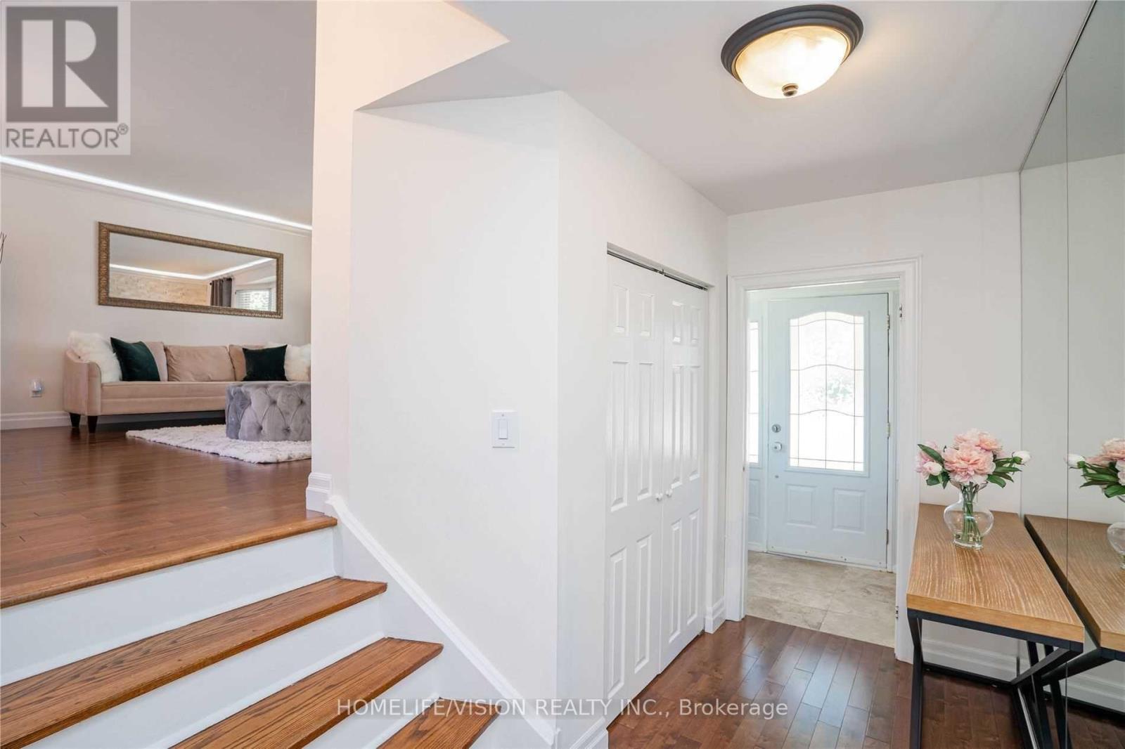 16 Palgrave Crescent, Brampton, Ontario  L6W 1C9 - Photo 4 - W12381256