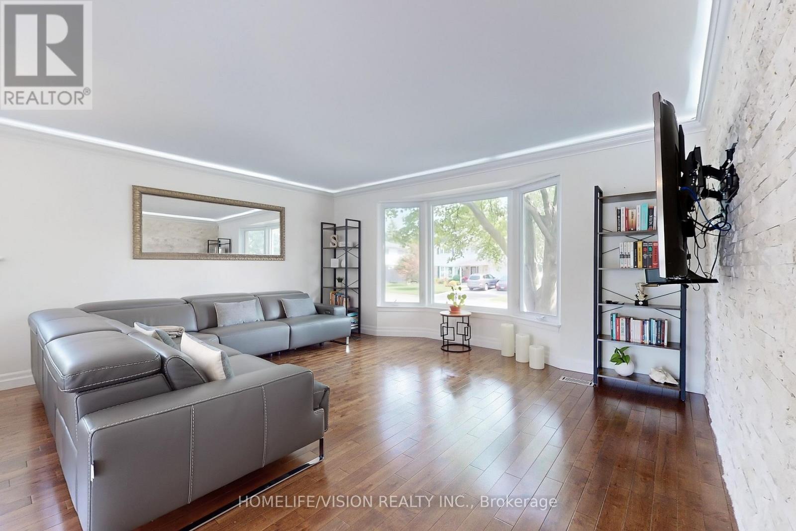 16 Palgrave Crescent, Brampton, Ontario  L6W 1C9 - Photo 6 - W12381256