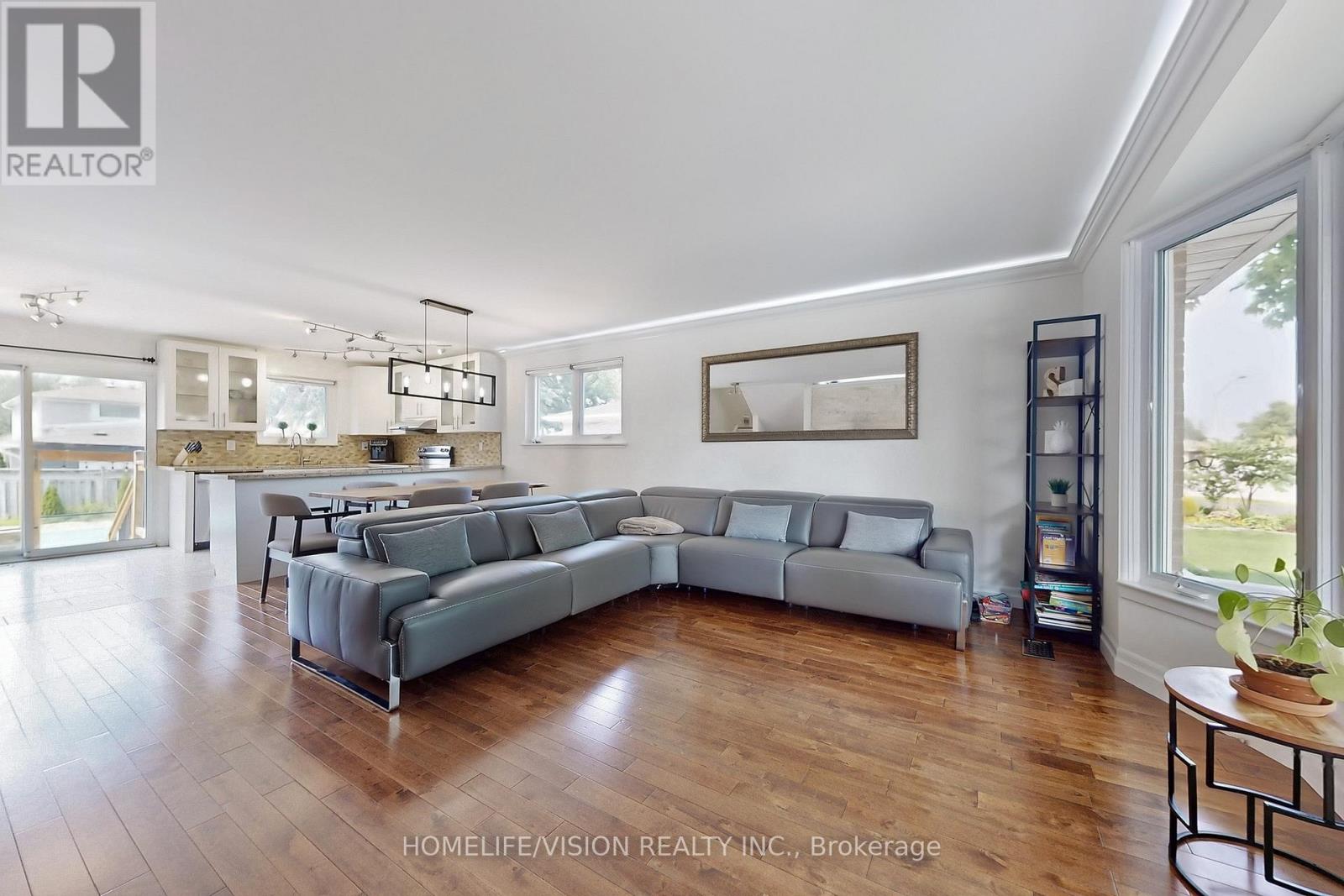 16 Palgrave Crescent, Brampton, Ontario  L6W 1C9 - Photo 7 - W12381256